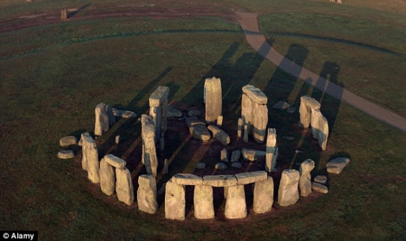 從空中俯瞰英國威爾特郡索爾茲伯裏平原上的巨石陣
